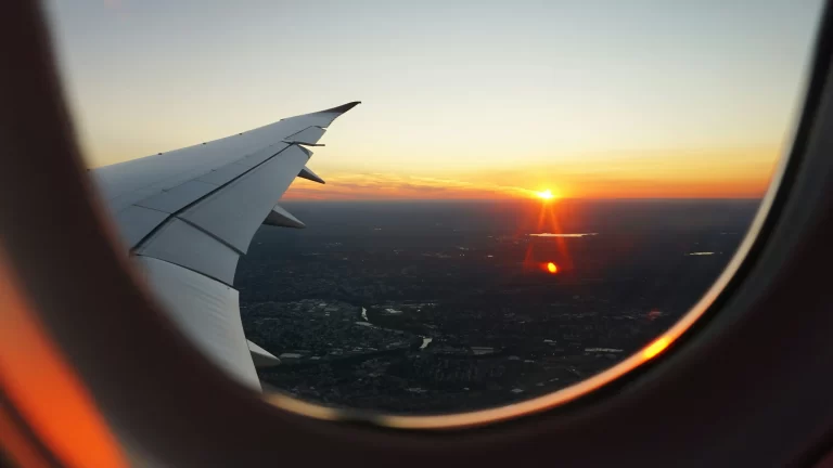 Aleta de avion con vista por la ventana