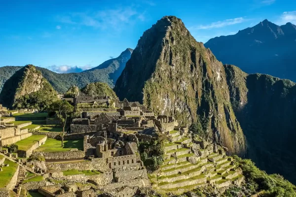 lugares turísticos rodeado de montañas verdes, un lugar ideal para explorar en machu pichu.