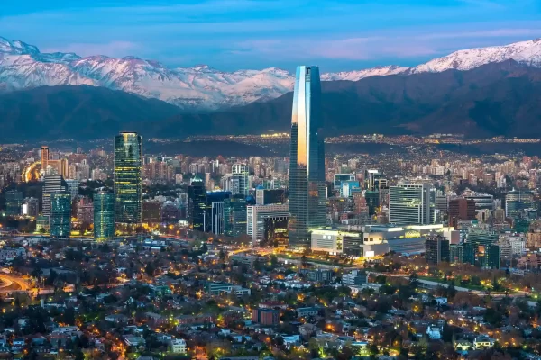 iluminados edificios en la ciudad de Santiago de chile un destino que no te puedes perder.