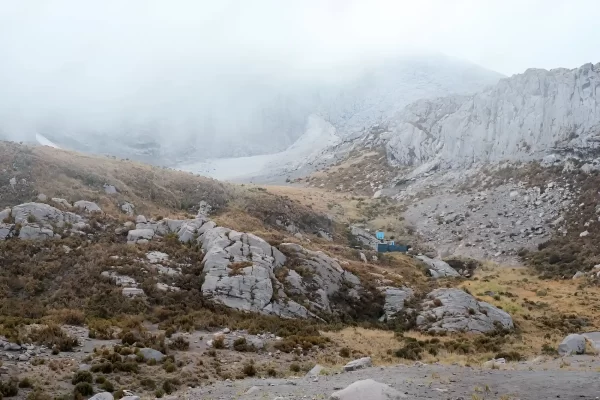 montañas rocosas y un ambiente frio es el lugar perfecto para pasar tus vacaciones.