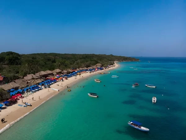 disfruta de la playa en santa marta un lugar increíble para pasar tus vacaciones solo o en familia.