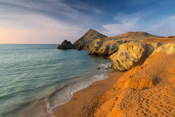 en la playa de la guajira, disfruta de una increíble vista al atardecer.