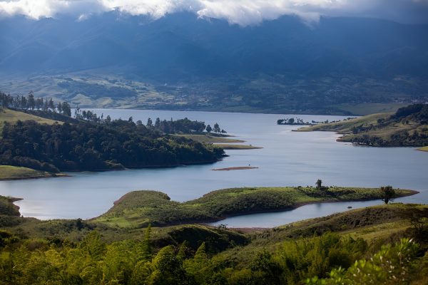 descubre esta increíble vista panorámica del lago calima.