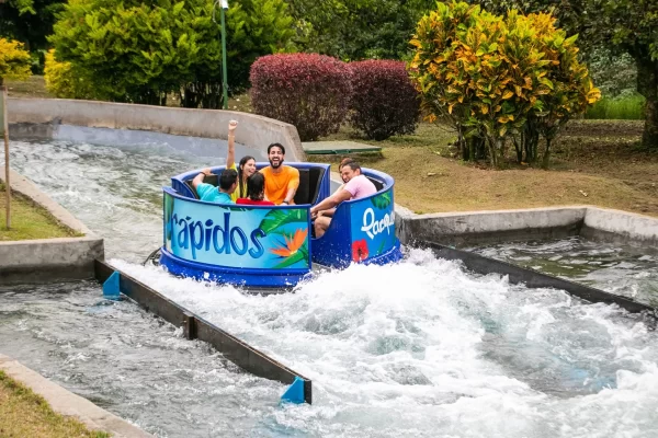 una de las atracciones mas emocionantes del parque del cafe, donde puedes disfrutar de un momento agradable en familia.