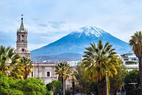 vista de la iglesia en la ciudad de Perú.