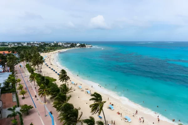 turistas disfrutando sus vacaciones en el mar cristalino de la playa de san andres.