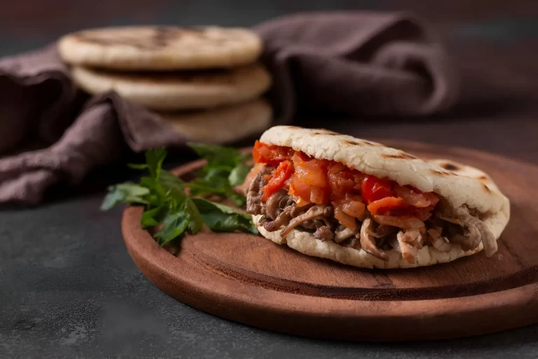 en Turquía uno de los platillos mas populares son el pan pita con el que vas acompañar varios platos gastronómicos.