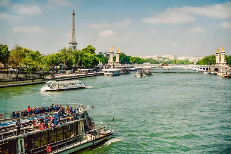 disfruta de tus vacaciones navegando por el sena en un crucero por paris.