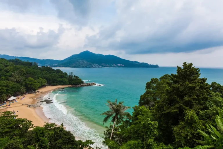 disfruta de unas agradables vacaciones en el parque nacional tayrona, explorando sus hermosas playas.