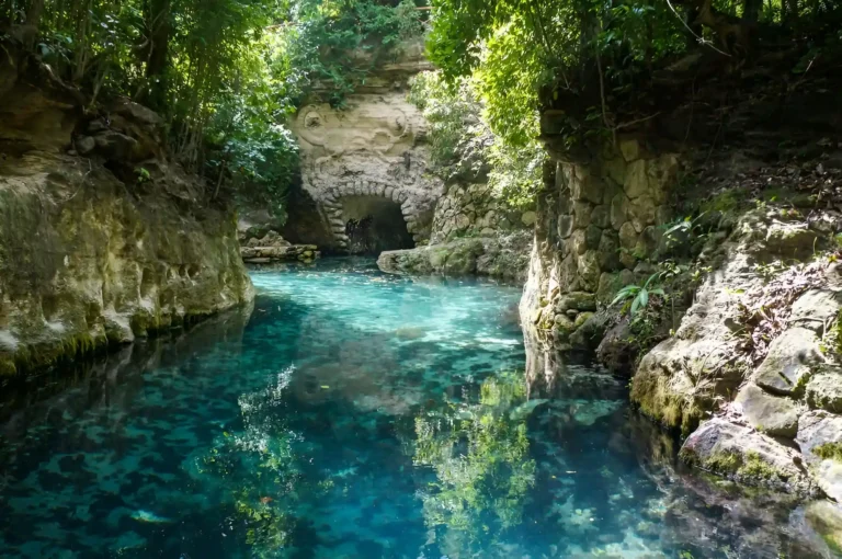 disfruta de tus vacaciones en Cancún en el cenote subterráneo