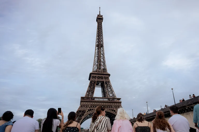 disfruta de la hermosa vista de la torre eiffel