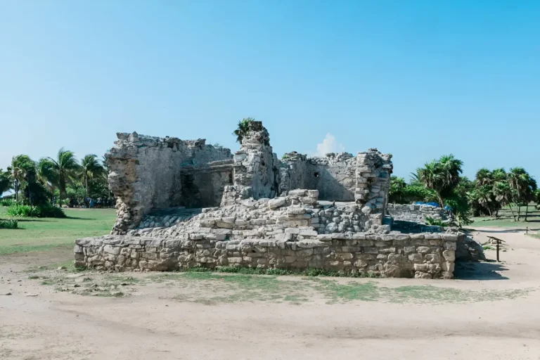 visita las ruina de el rey, uno de los lugares mas históricas de cancun.