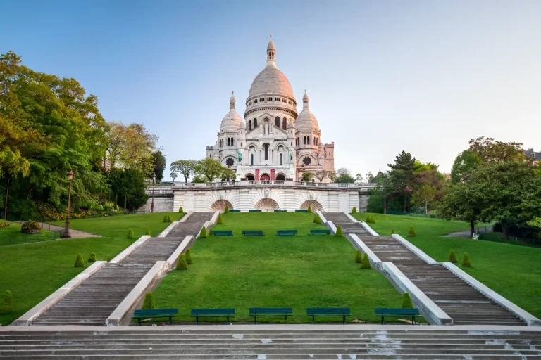 descubre montmartre uno de los sitios turísticos mas populares en paris.