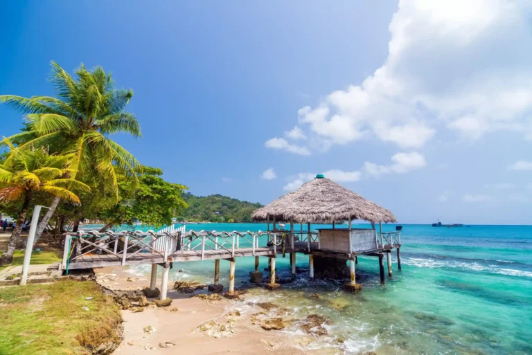 descubre una de las playas mas hermosa de la ciudad de santa marta.