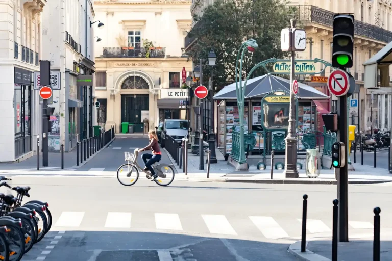 recorre la ciudad en bicicleta y visita los sitios turísticos de parís.