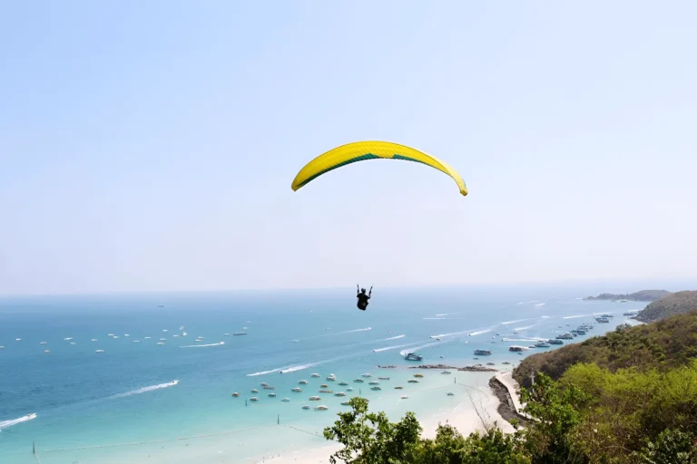 disfruta volar en parapente sobre la laguna nichupte.