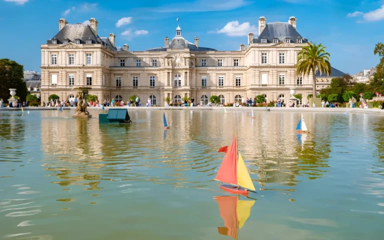 luxembourg es uno de los sitios mas visitados en parís, donde vas a poder disfrutar de una hermosa vista.