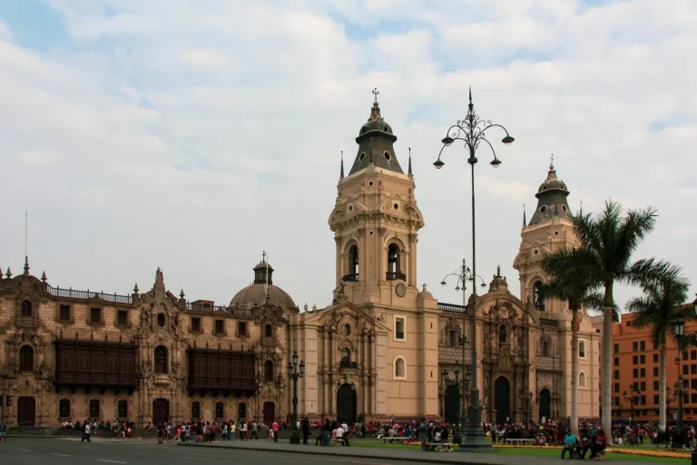 disfruta de este increíble destino donde vas a poder explorar las calles de lima.