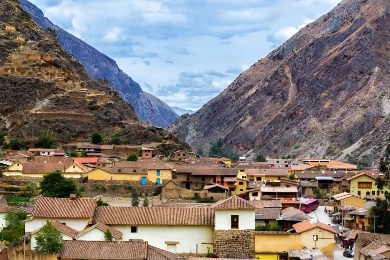 descubre en tus vacaciones el cañón de colca un lugar rocoso donde vas a poder explorar sus lugares.