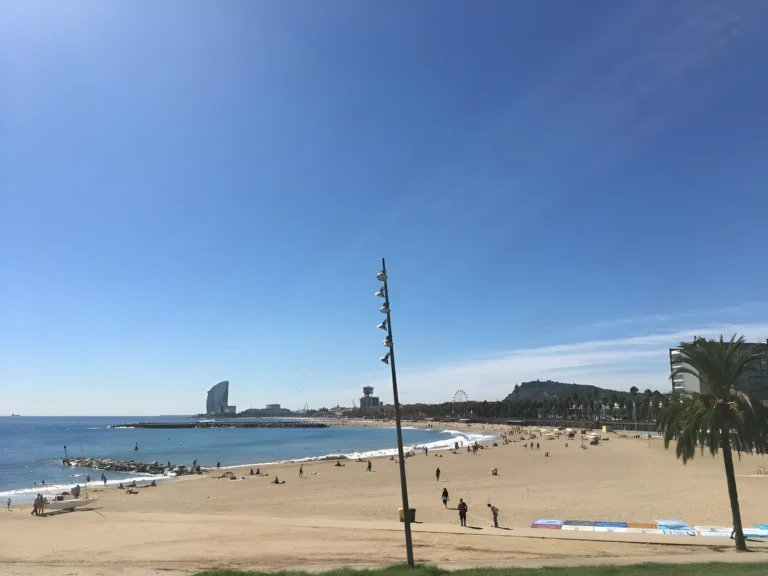 disfruta de una de las playas mas hermosas de Barcelona.