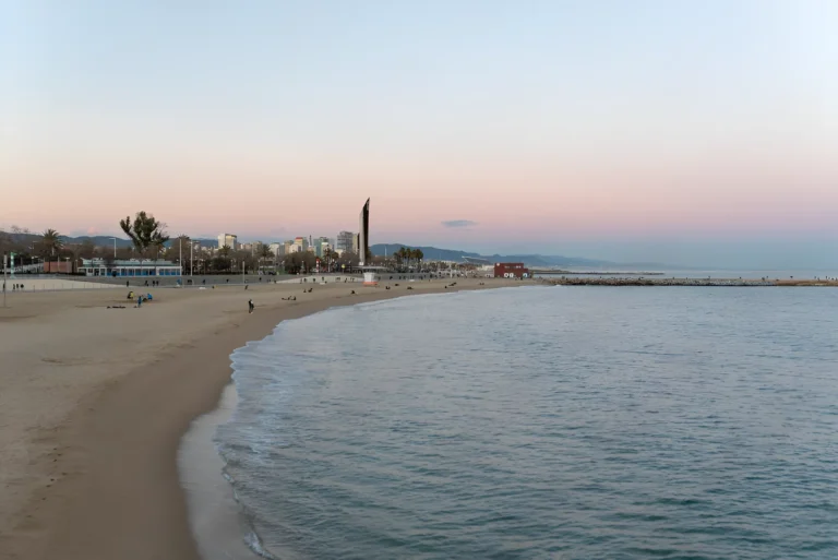 disfruta del mar de la playa nova en barcelona