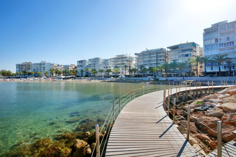 viaja y disfruta de tus vacaciones en la playa llevant