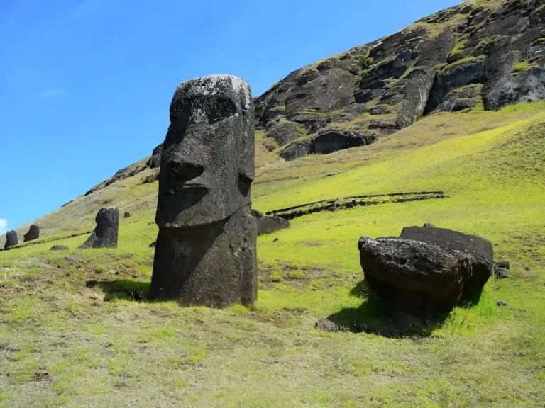 visita la isla de pascua y disfruta de los monumentos y de una hermosa vista.