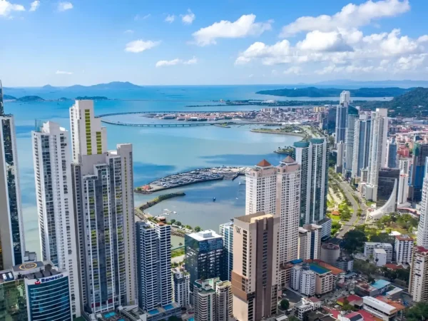 programa tus vacaciones navideñas a panamá donde vas a poder ir de compras o explorar los sitios turísticos.