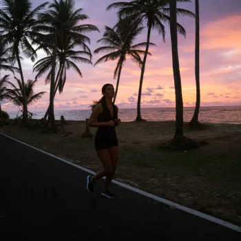 turistas corriendo en la playa al atardecer en san Luis en san Andrés