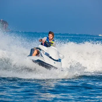 turistas montando en una cuatri moto en la isla San Andrés