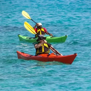 dos turistas realizando kayak en el mar de San Andrés