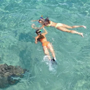 dos niñas realizando Snorkeling en el cristalino mar de San Andrés