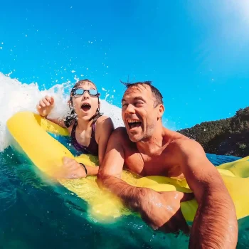 familia gozando de una divertida experiencia en el mar